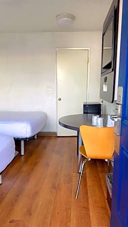 Quadruple Room with Two Queen Beds - Non Smoking