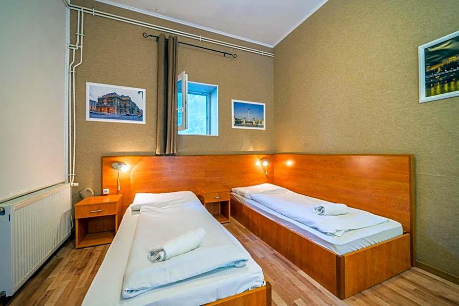 Easy Star Hotel