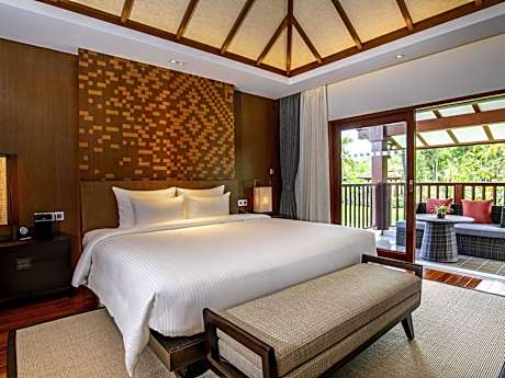 Deluxe King Suite with Garden or Mountain View