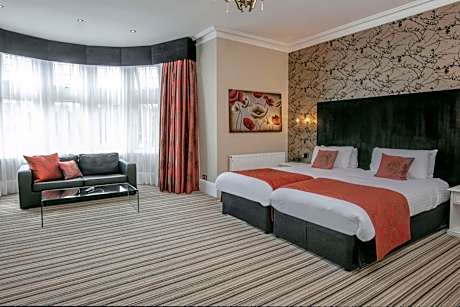Superior Twin Room with Sofa bed and Partial View - Non-Smoking