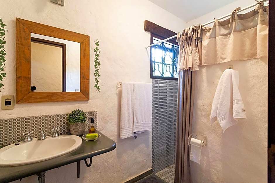 Sítio com piscina, área arborizada e lazer