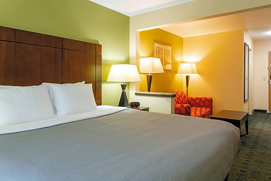 Quality Inn & Suites Bloomington I-55 and I-74