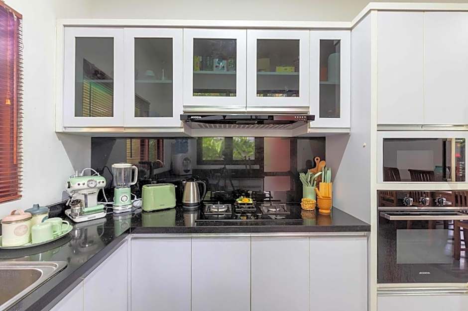 Villa Rosa - Spacious Oasis with Private Pool, close to Beach & Dining