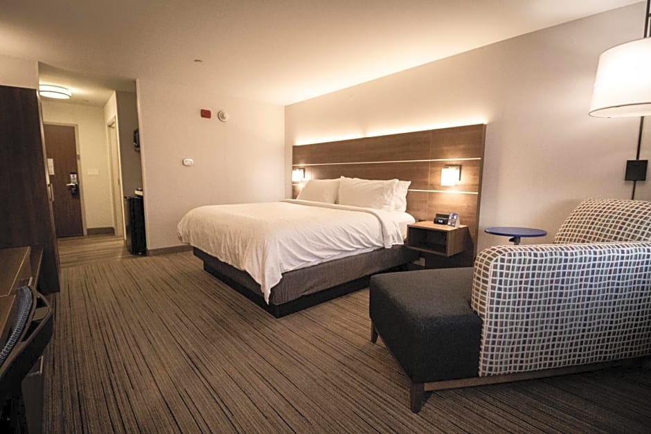 Holiday Inn Express & Suites - Boston South - Randolph, an IHG Hotel