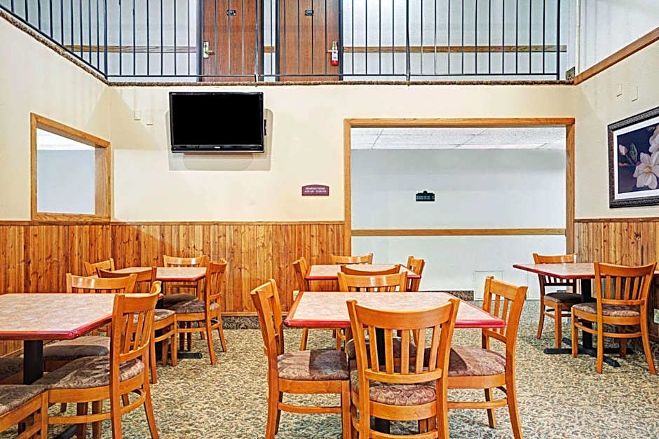 Super 8 by Wyndham Rogers Minnesota