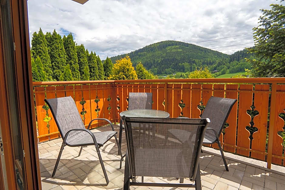 Willa i Wzgórze Jerrego Apartamenty i pokoje z widokiem na góry