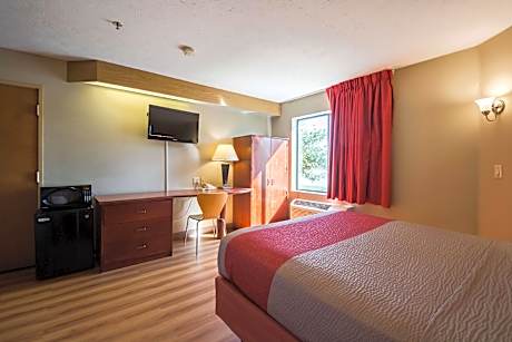 1 King Bed | Mobility Accessible RI Shower Nsmk