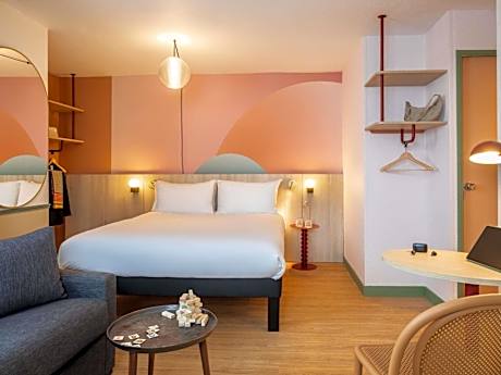 Standard family suite with 1 double bed and 1 sofa for 2