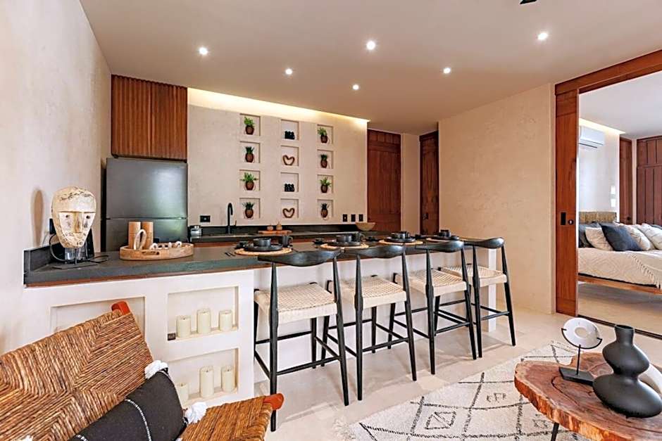 Encanto Luxe Jungle Apt 10min BeachHot TubKing