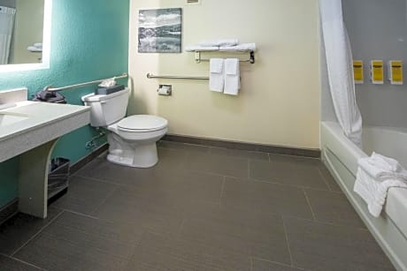 King Room with Bath Tub - Mobility Accessible