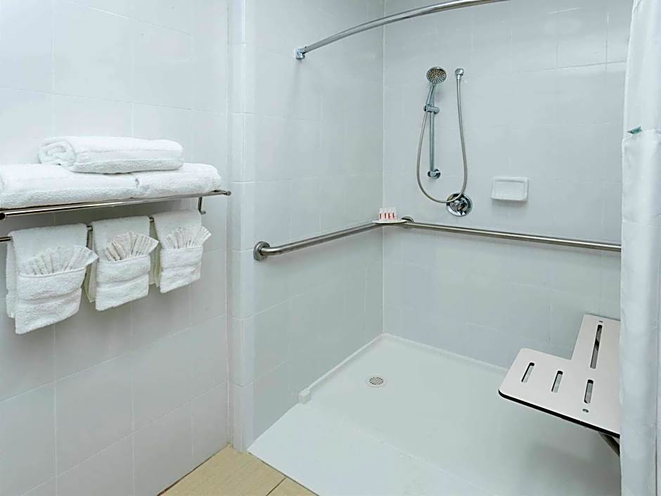 Ramada Plaza by Wyndham Chicago North Shore
