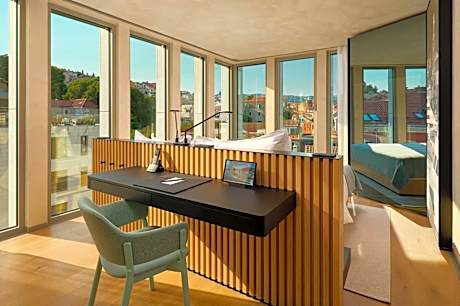 Superior King Room with City View