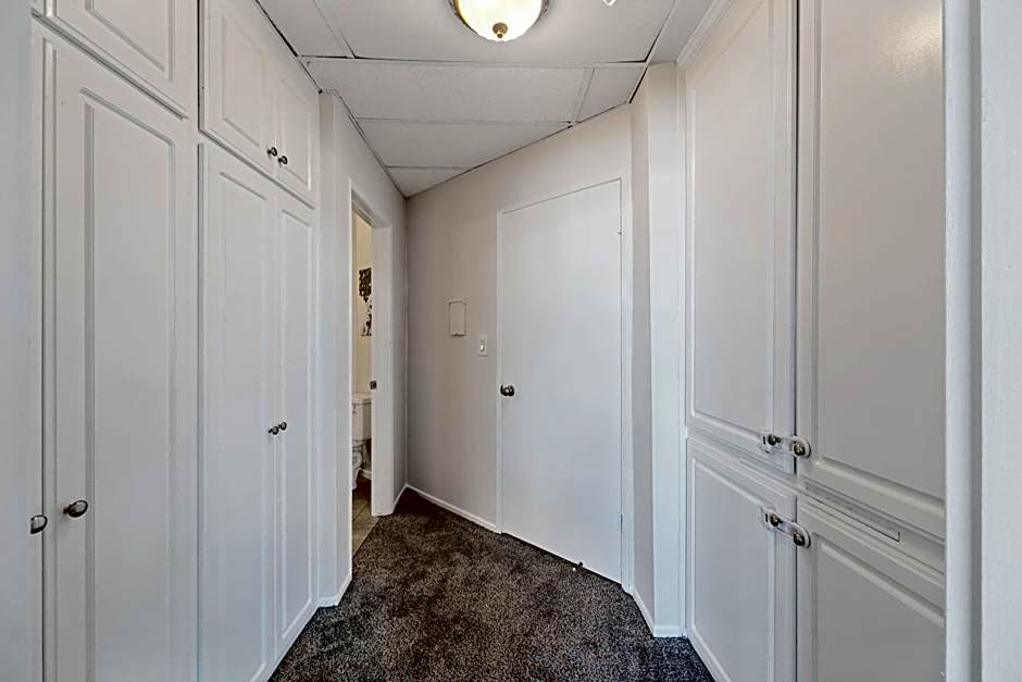 Beverly Hills Glamour Oasis 2 BR Apt with Parking 304