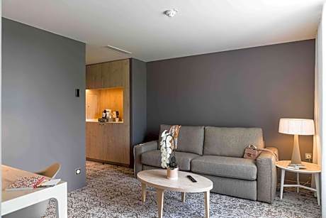 One-Bedroom King Suite with Garden View