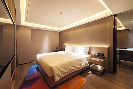 Deluxe Suite with One King Bed