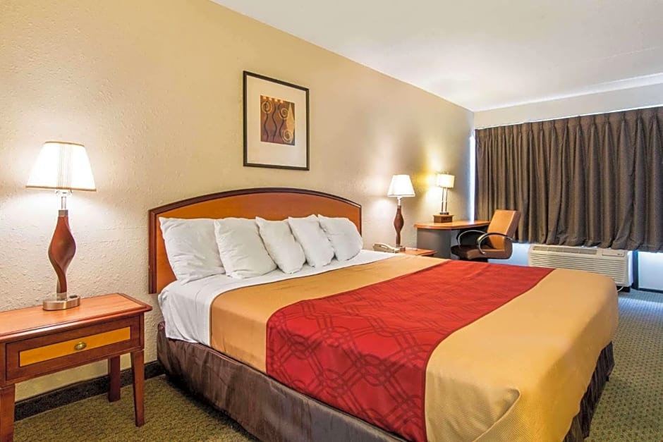 Econo Lodge Inn & Suites Conference Center Dublin