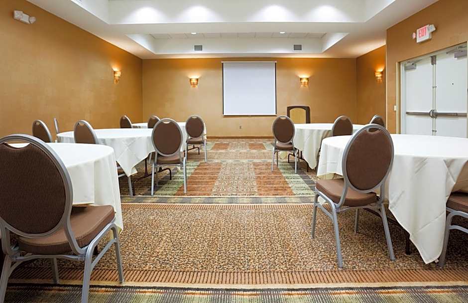 Holiday Inn & Suites Green Bay Stadium by IHG