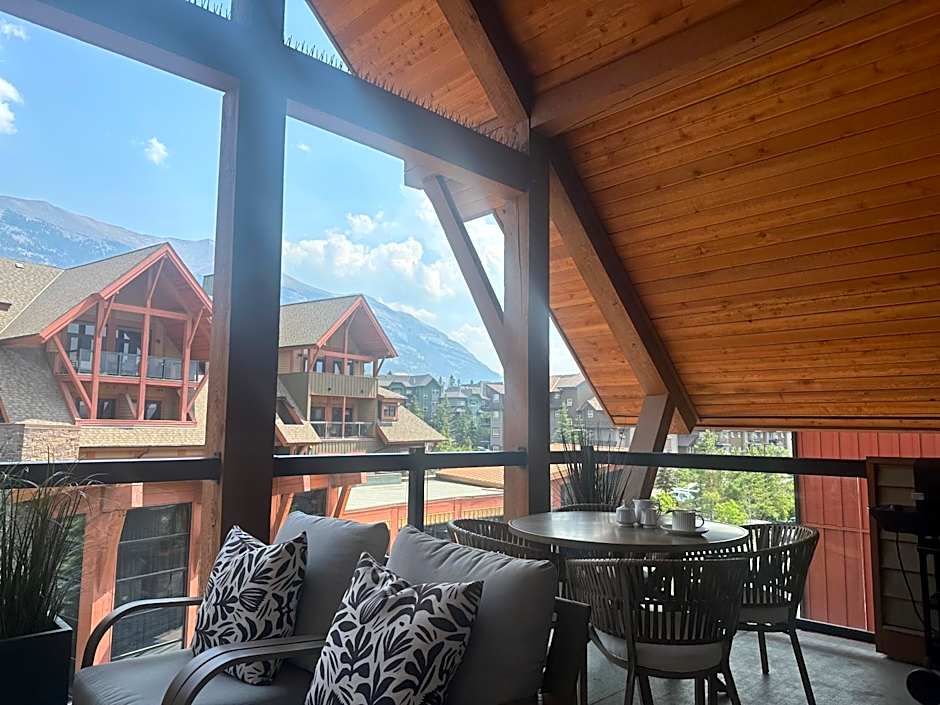 Elevated Penthouse Condo managed by Little Sister Getaways