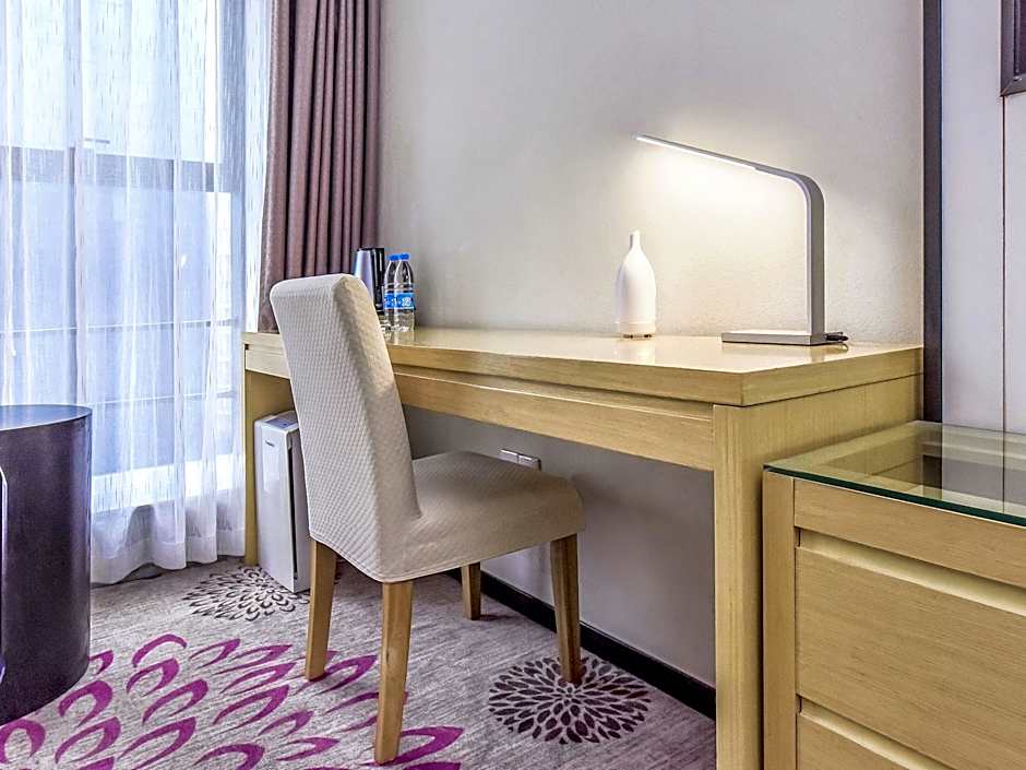 Lavande Hotel Luzhou Jiale Century City