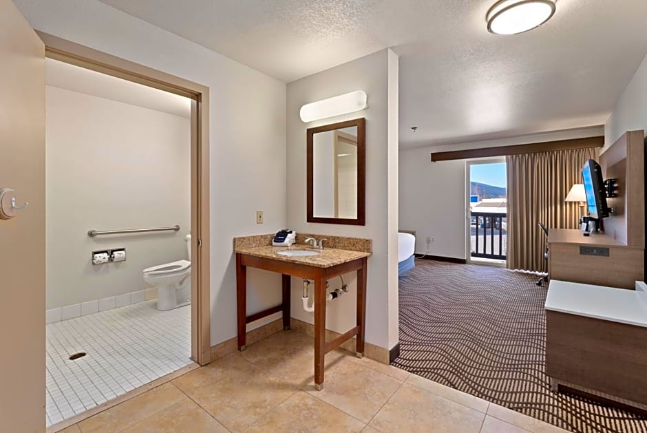 Cedar Street Hotel & Suites