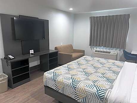 Deluxe King Room - Non-Smoking