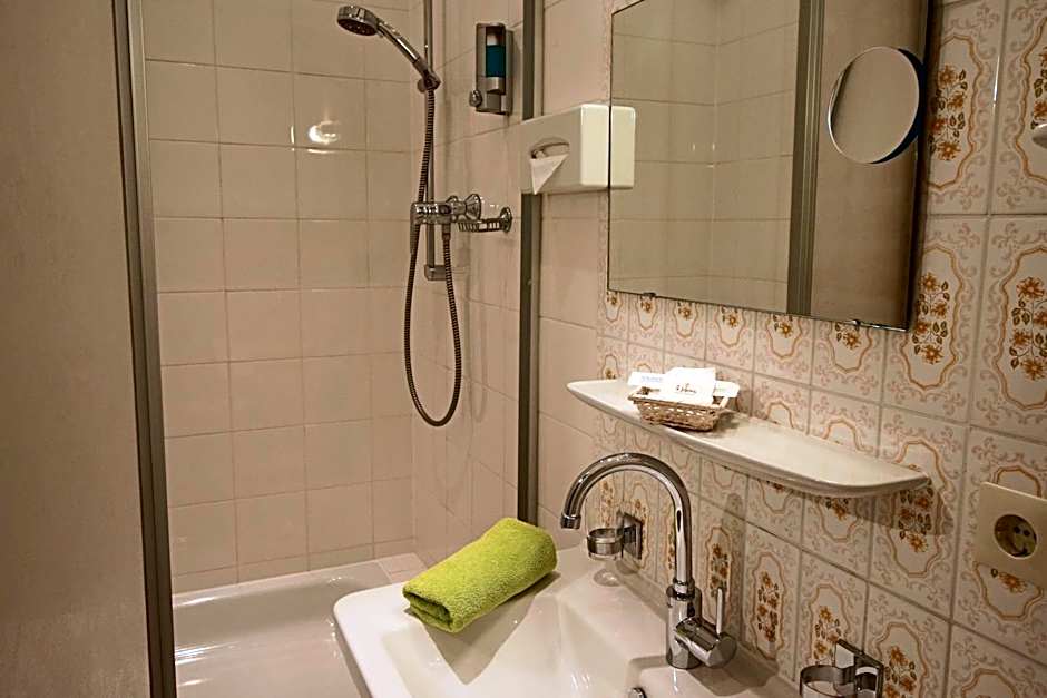 Hilleprandt - Adults Only