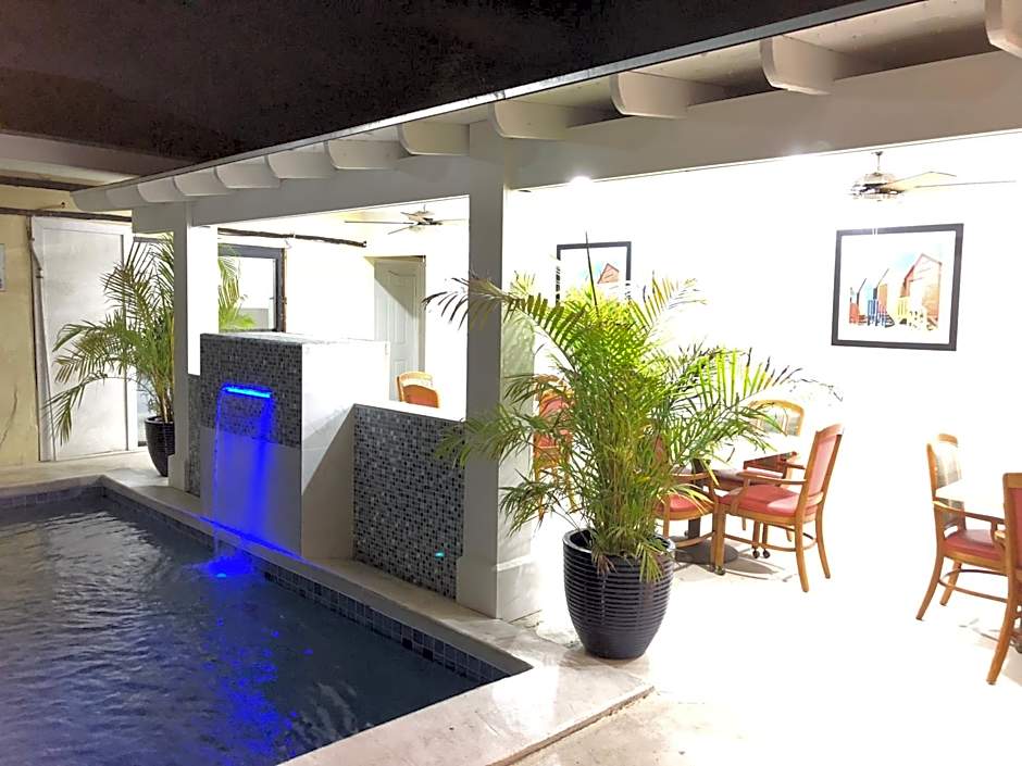 Colony Club Inn & Suites