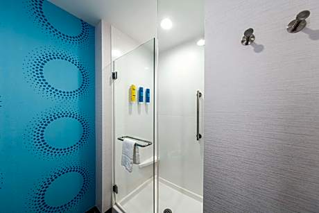 2 Queen Hearing Accessible