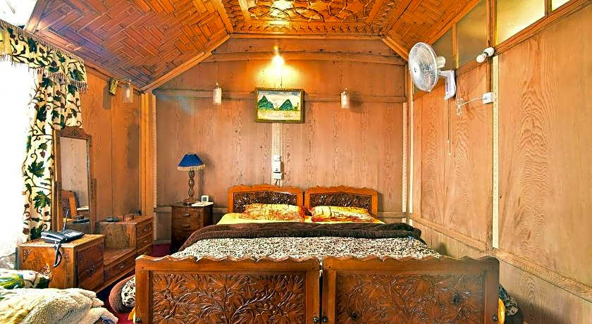 Houseboat Zaindari Palace