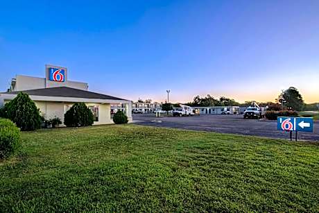 Motel 6-Sulphur Springs, TX