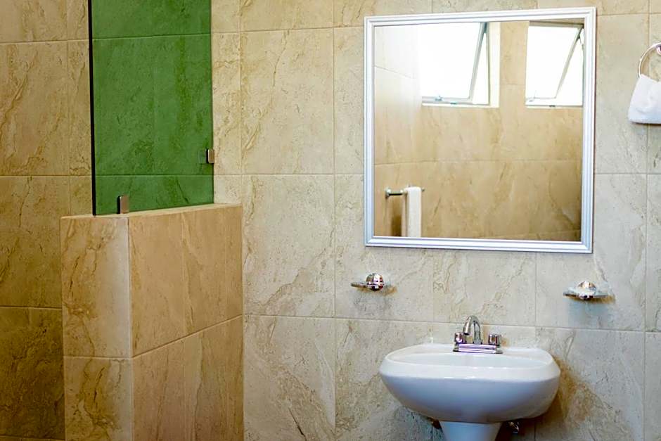 La Lola Hotel & Suites