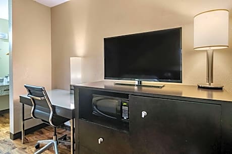 Queen Room - Accessible/Nonsmoking