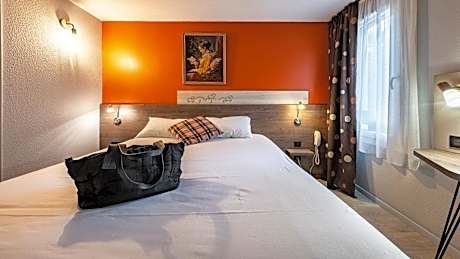 Pop Room with a double bed