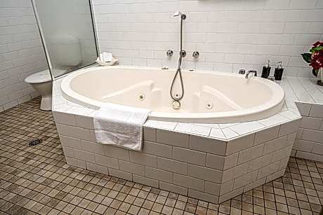 Luxury Suite with Spa Bath