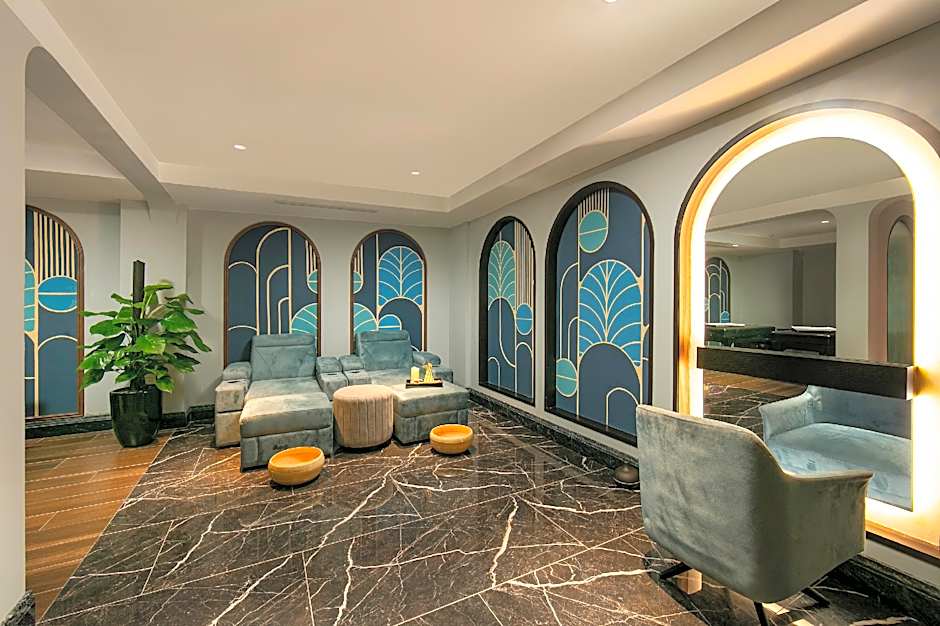 May De Ville Lakeside Hotel