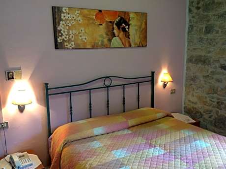 Deluxe Room (2 Adults + 1 Child)