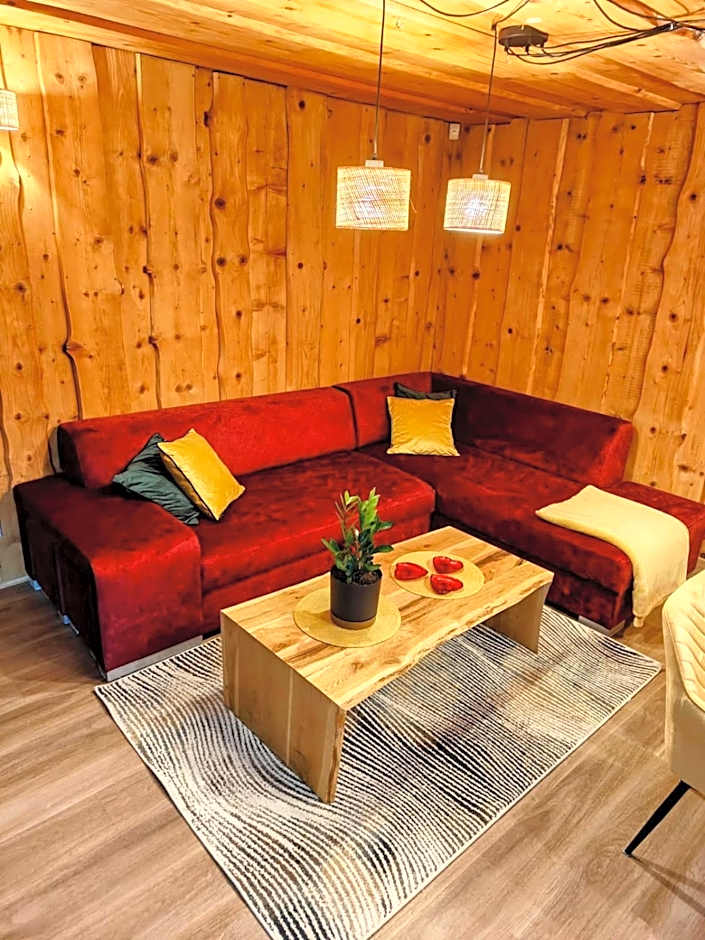 DOMEK NA GÓRACH z GORĄCĄ BALIĄ i SAUNĄ