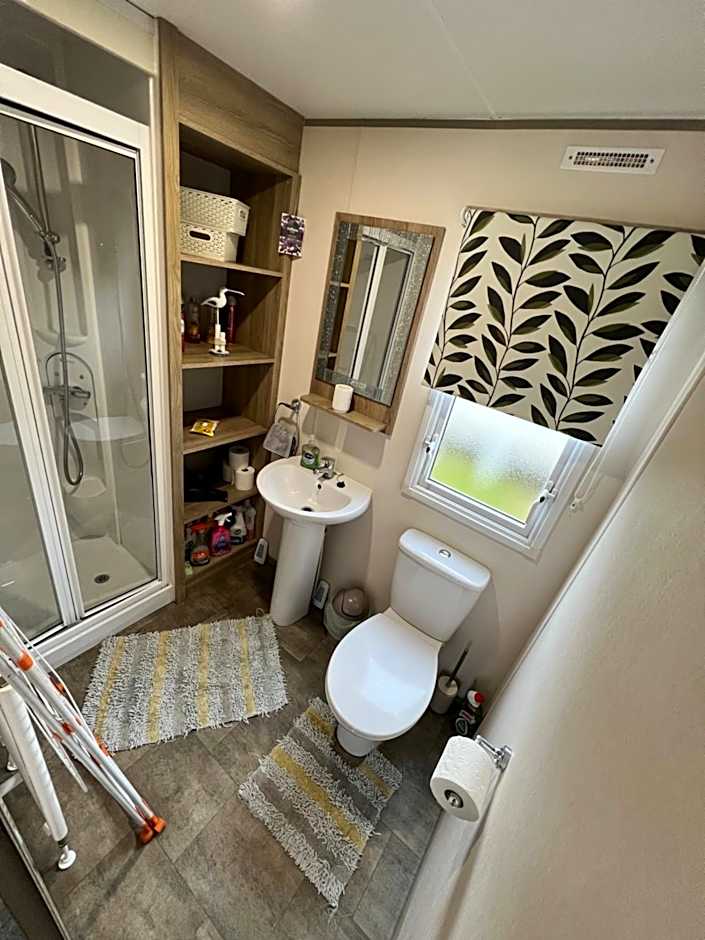 Relaxing Breaks with Hot tub at Tattershal lakes 3 Bedroom