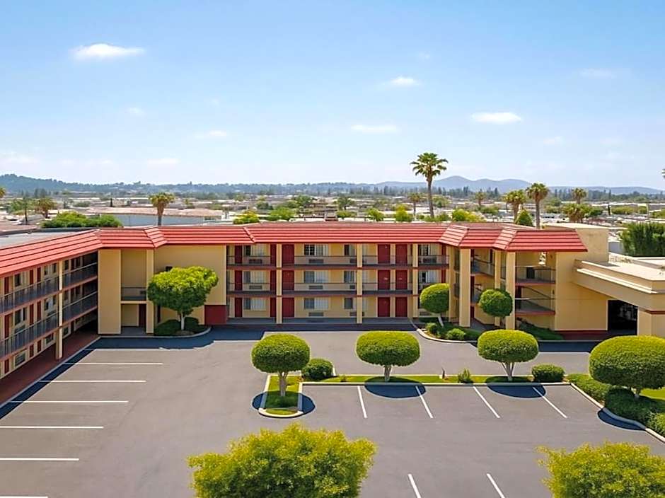 Rancho San Diego Inn & Suites