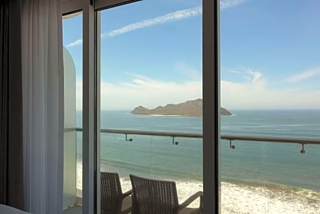 Junior Oceanfront Double Suite with Balcony