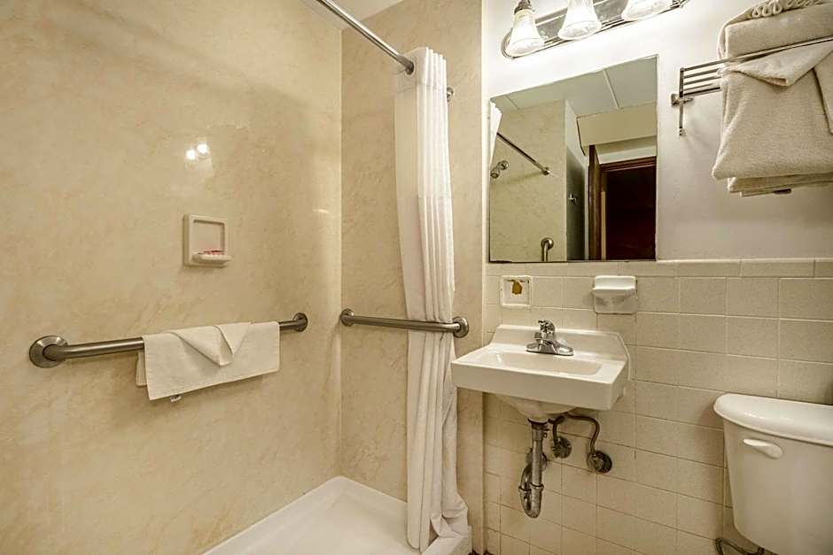 Econo Lodge Inn & Suites Windsor Locks Bradley Airport