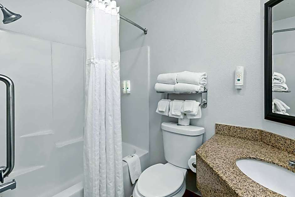 Quality Inn Fayetteville Near Historic Downtown Square