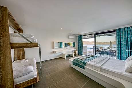 Family Room with Sea View and Balcony