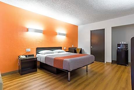 1 Queen Bed | Mobility Accessible Tub Nsmk