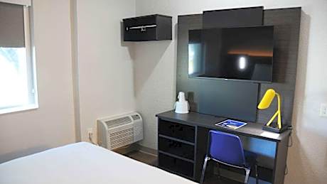 1 Queen Bed | ADA/Tub