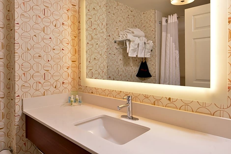 Holiday Inn & Suites Raleigh-Cary (I-40 @Walnut St) By IHG