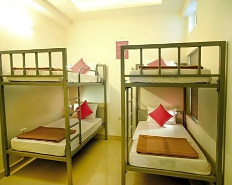 Bed in 4-Bed Mixed Dormitory Room (Shared washroom)