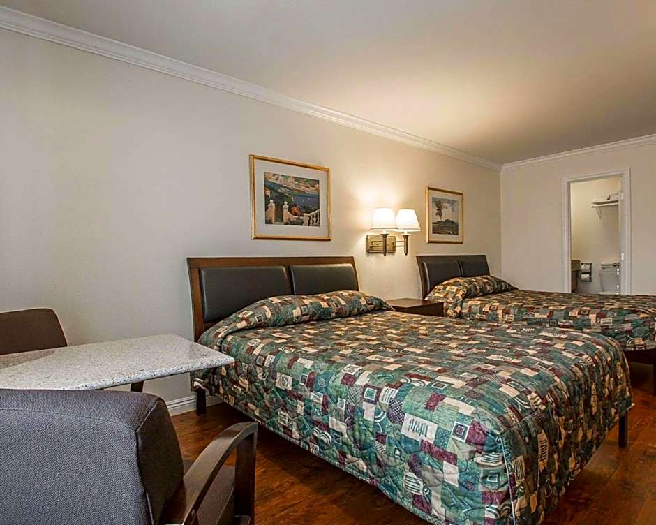 Palm Inn Hotel near Tyler Mall Riverside