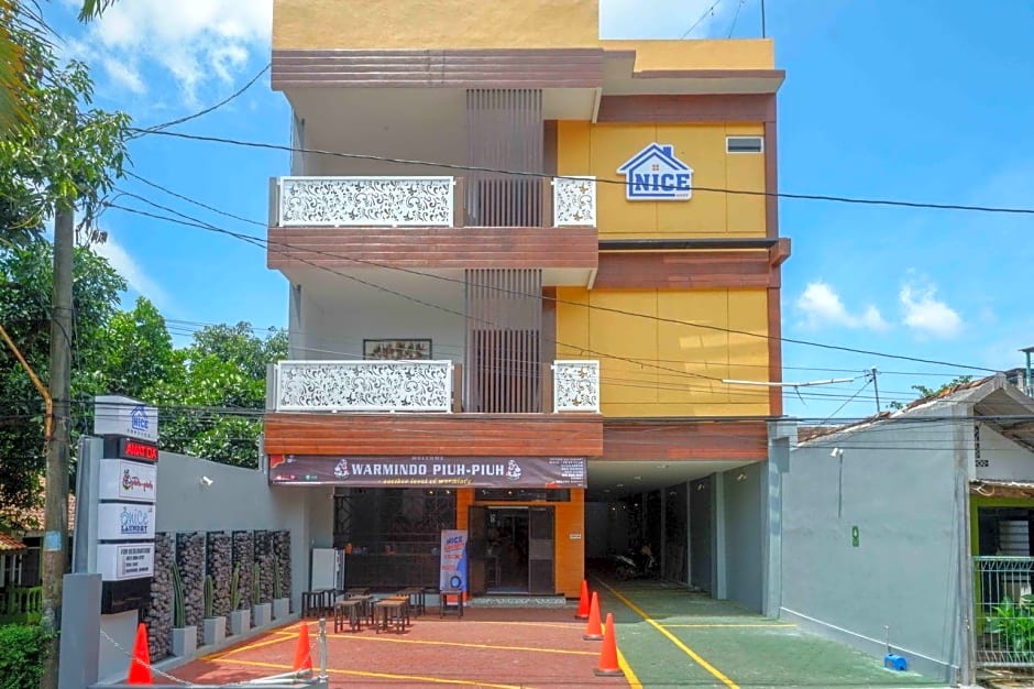 RedDoorz Plus near Patung Kuda Undip