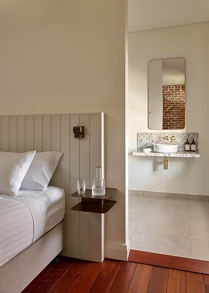 Garde and Warders Hotel